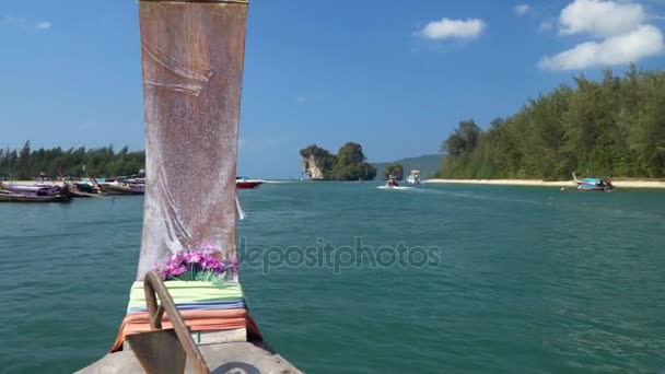 Barco rumbo a la isla de Poda (derecha) cerca de Ao Nang, Krabi Tailandia — Vídeo de stock