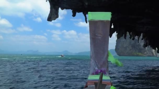Лодка направляется к острову Пода около Ао Нанг, Краби Таиланд — стоковое видео