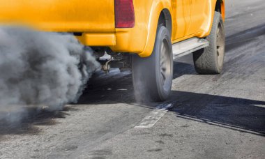 Araç egzoz borusu yolda hava kirliliği