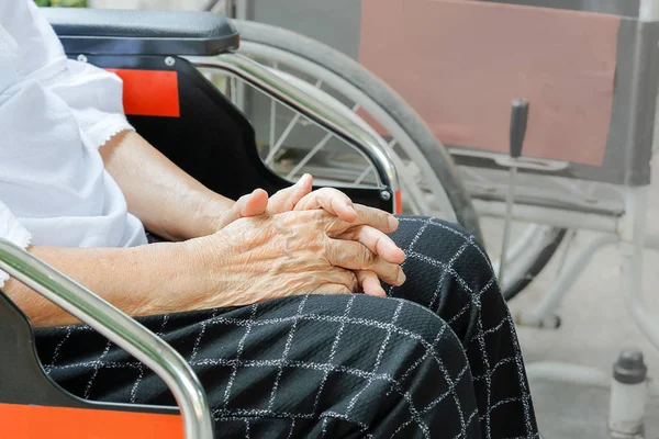 Ältere Frau Hand beim Warten auf Rollstuhl — Stockfoto