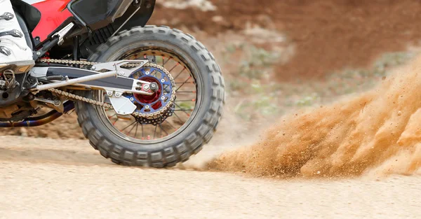 Salpicadura de polvo de la motocicleta enduro — Foto de Stock