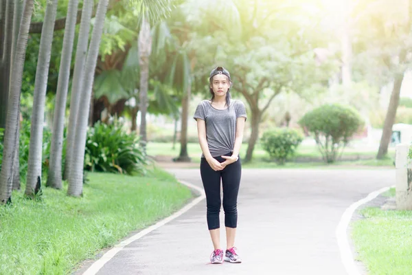 Correr mujer asiática haciendo ejercicio en parque . — Foto de Stock