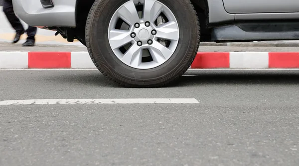 Voiture stationnée illégalement sur le trottoir rouge — Photo