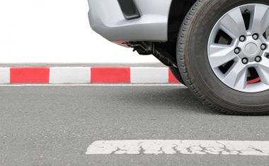 kırmızı çizgili işareti Caddesi üzerinde yasadışı park edilmiş araba