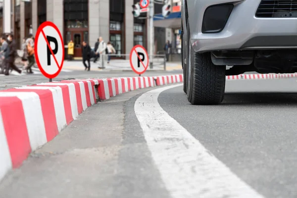 Geen teken van parkeren bij rode strepen ondertekenen op straat — Stockfoto