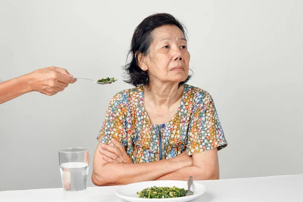 Anciano asiático mujer aburrido con comida — Foto de Stock