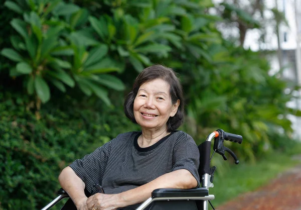 坐在轮椅上的微笑老年妇女 — 图库照片