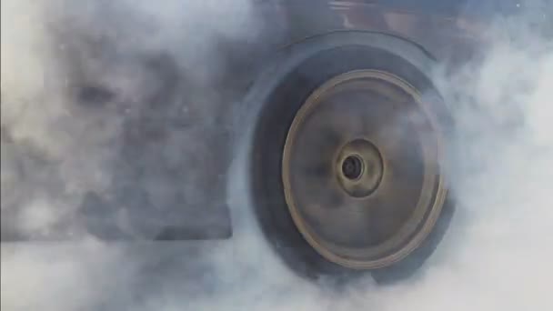 Drag-Rennwagen brennt in Vorbereitung auf das Rennen Gummi von den Reifen — Stockvideo