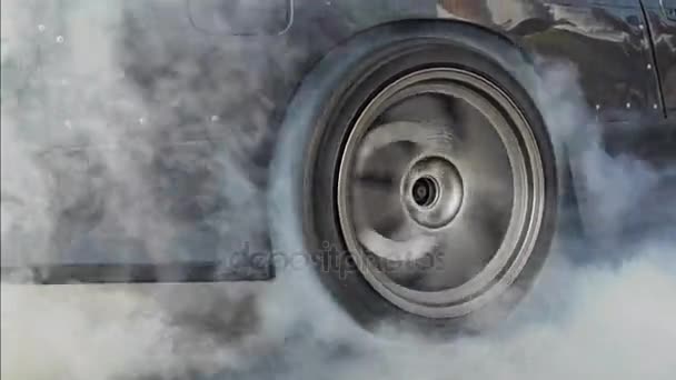 Гоночный дрэг-кар сжигает резину со своих шин при подготовке к гонке — стоковое видео