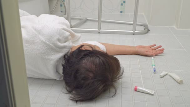 Mulher idosa caindo no banheiro porque superfícies escorregadias — Vídeo de Stock
