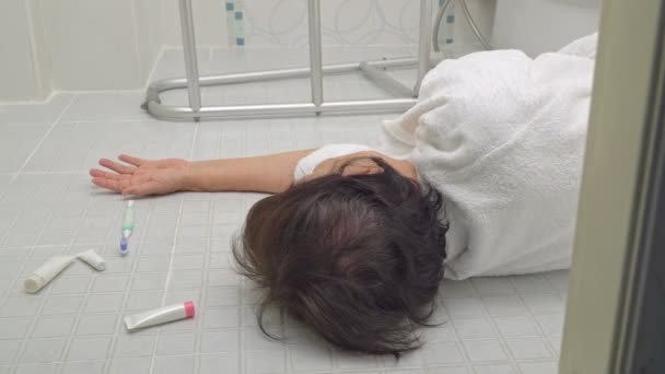 Seniorin stürzt im Badezimmer wegen Glätte — Stockvideo