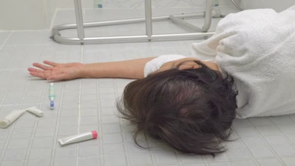 Femme âgée tombant dans la salle de bain parce que les surfaces glissantes — Video