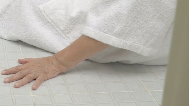 上了年纪的女人掉进了浴室，因为表面光滑 — 图库视频影像
