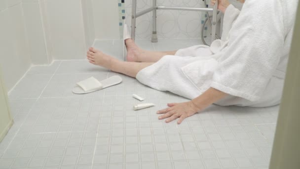 Äldre kvinna faller i badrummet eftersom hala ytor — Stockvideo