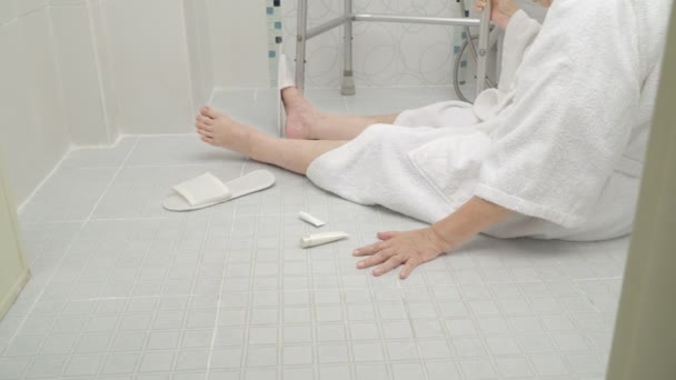 Donna anziana che cade in bagno perché superfici scivolose — Video Stock