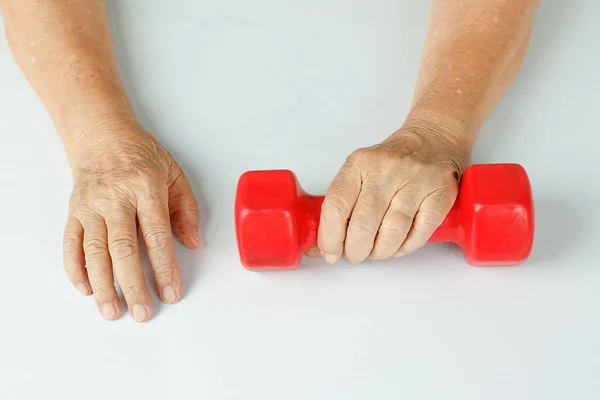 Fisioterapia, esercizi per anziani con manubri — Foto Stock