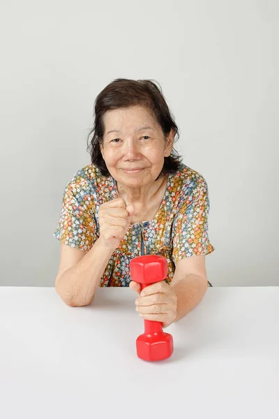 Fysiotherapie, ouderen oefeningen met dumbbell — Stockfoto