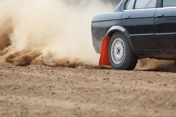 Rallye Voiture tournant dans la voie de terre (traction arrière ) — Photo