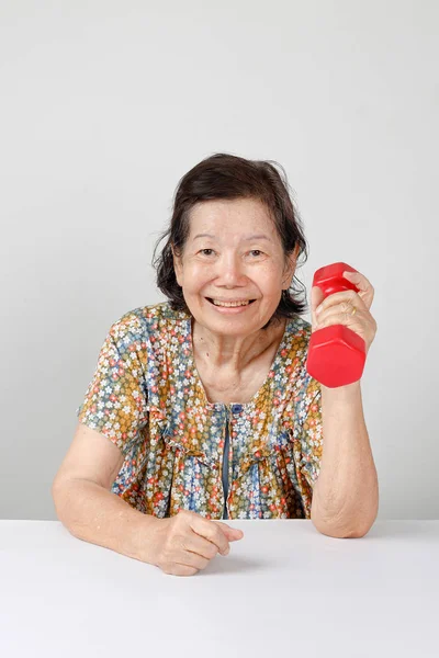 Oudere Aziatische vrouw verveeld met voedsel — Stockfoto