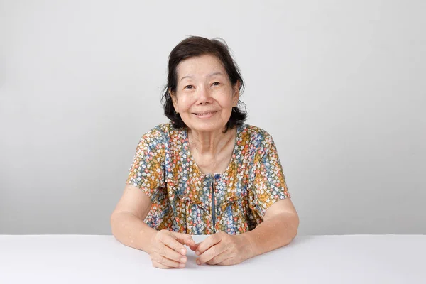 Anciano asiático mujer aburrido con comida —  Fotos de Stock