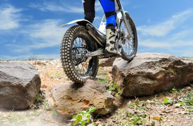 Deneme motorları kayaların üzerinden atlıyor.