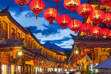 Akşam Lijiang 'ın eski kasabasında kargalı bir turist vardı..