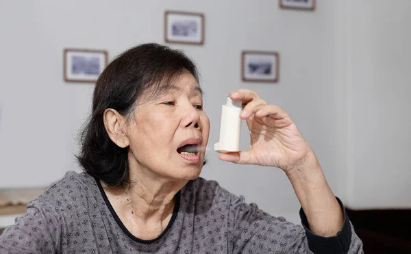 老年妇女窒息和持有哮喘喷雾 — 图库照片