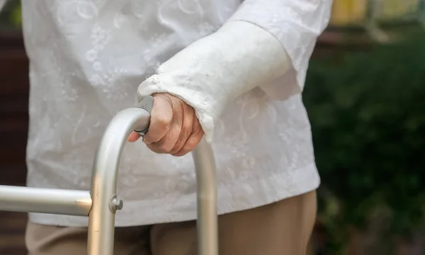 Seniorin brach sich Handgelenk mit Rollator im Hinterhof — Stockfoto