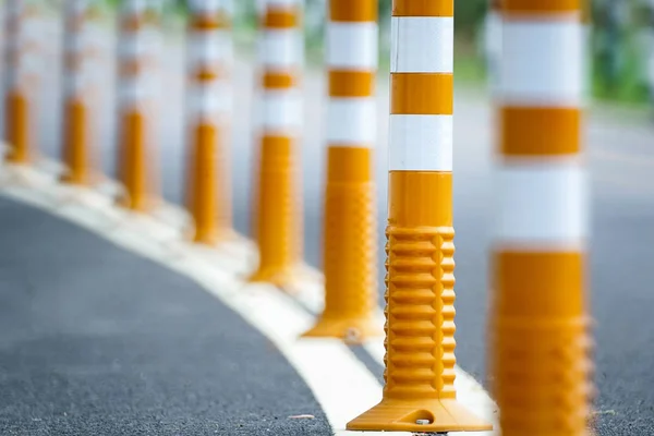 Flexibele verkeer Bolder voor fietspad. — Stockfoto