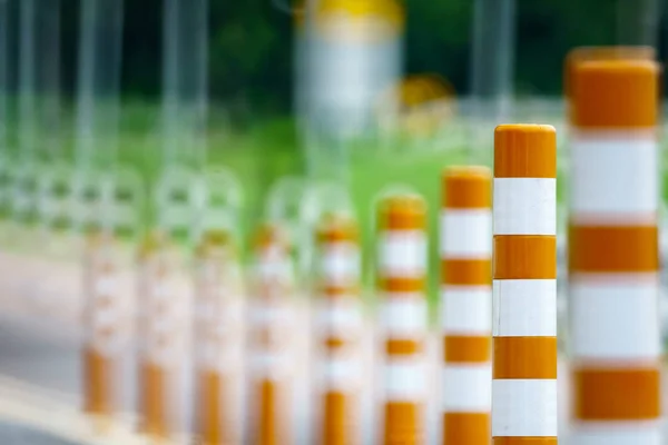 Flexibele verkeer Bolder voor fietspad. — Stockfoto