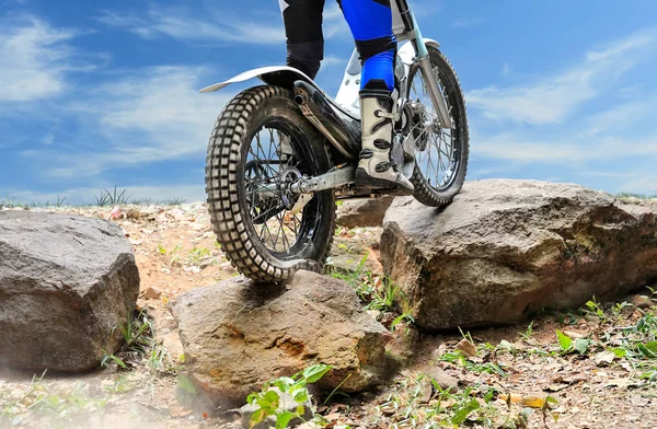 Ensayos motocicleta está saltando sobre las rocas —  Fotos de Stock