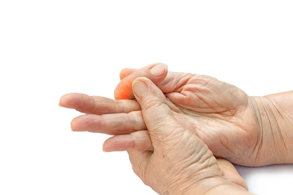 Seniorin schmerzhafter Finger durch längere Nutzung von Tastatur und Maus — Stockfoto