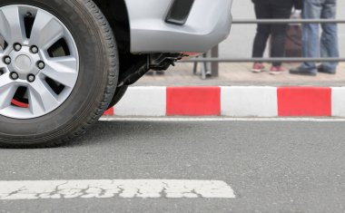 Kırmızı çizgili işareti Caddesi üzerinde park yapılmaz