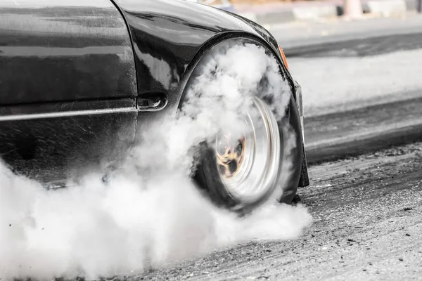 Rueda delantera arrastre coche de carreras en la línea de inicio —  Fotos de Stock