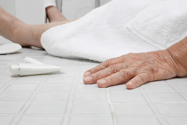 Anciana cayendo en el baño porque las superficies resbaladizas — Foto de Stock