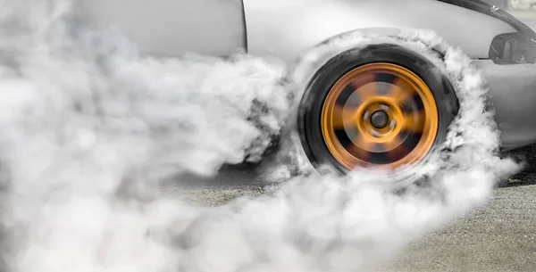 Arrastre coche de carreras quema caucho de sus neumáticos en preparación para la carrera —  Fotos de Stock