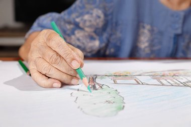 Yaşlı kadın resim renk onun Çizimindeki kızı, evde hobi ile