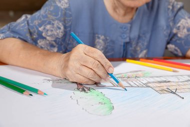 Yaşlı kadın resim renk onun Çizimindeki kızı, evde hobi ile