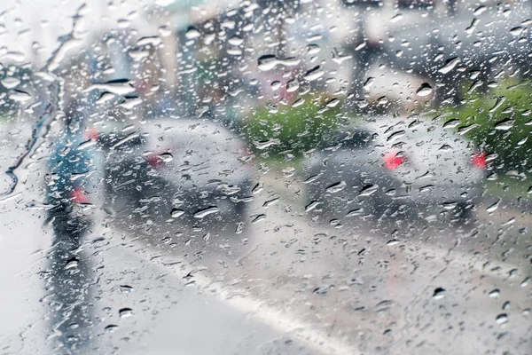 वाहतूक जॅममध्ये कारच्या आतून विंडशील्डवर पाऊस — स्टॉक फोटो, इमेज