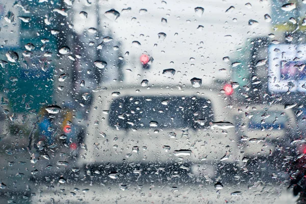 Krople deszczu na szybie od wewnątrz samochodu w korku — Zdjęcie stockowe