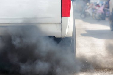 Araç egzoz borusu yolda hava kirliliği