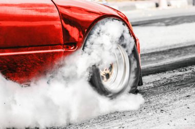 Ön tekerlek sürücü drag yarışı araba start çizgisinde