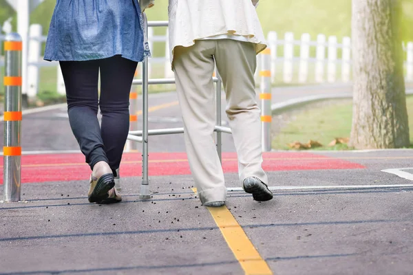Donna anziana esercizio di camminare in strada con la figlia con daught — Foto Stock