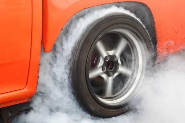 Drag závodní auto spaluje gumu z jeho pneumatik v přípravě na závod — Stock fotografie