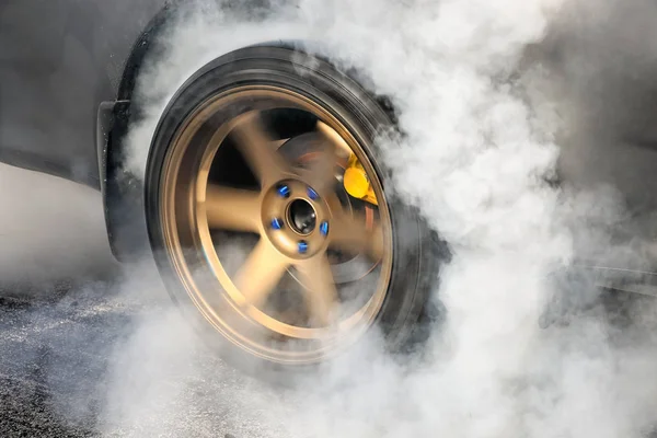 Drag carro de corrida queima borracha fora de seus pneus em preparação para a corrida — Fotografia de Stock