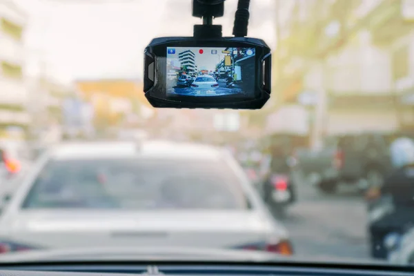 Auto video recorder op de voorzijde van het voertuig — Stockfoto