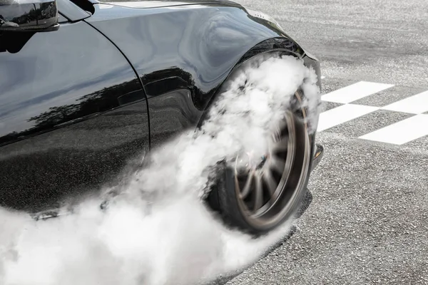 Drag racing αυτοκίνητο ελαστικά καίει στη γραμμή εκκίνησης. — Φωτογραφία Αρχείου