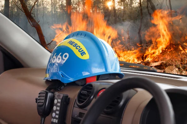 Спасательный шлем положить внутрь автомобиля — стоковое фото