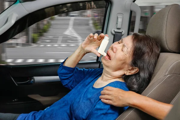 Seniorin erstickt und hält Asthma-Spray im Auto — Stockfoto