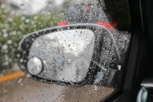 Gouttes de pluie sur le pare-brise de l'intérieur de la voiture dans les embouteillages — Photo